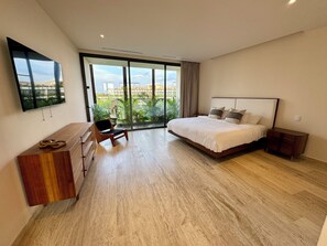 3 habitaciones, escritorio y tabla de planchar con plancha