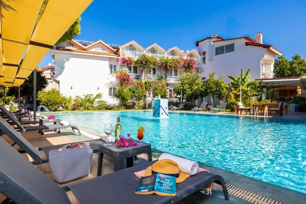 Una piscina al aire libre