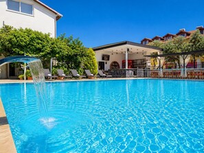 Una piscina al aire libre