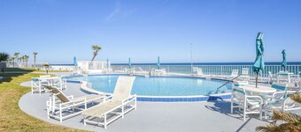 Beautiful 2-Bedroom/2 -Bath Condo direct beachfront Ormond Beach