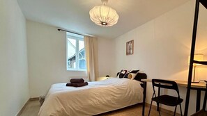 3 bedrooms, iron/ironing board, WiFi, bed sheets - The Saint-Yves suites (Autun)
