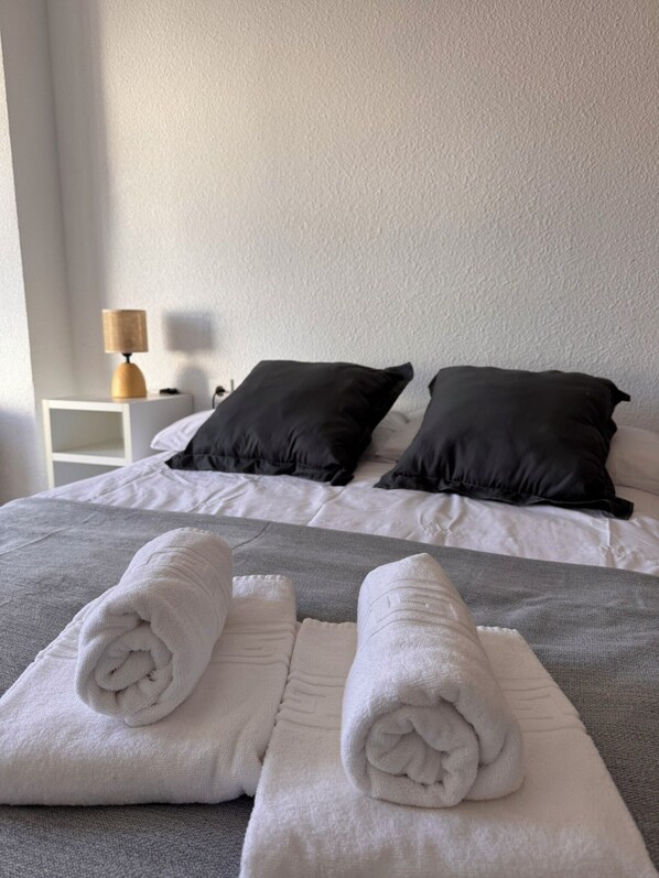 3 habitaciones, tabla de planchar con plancha, wifi y ropa de cama 