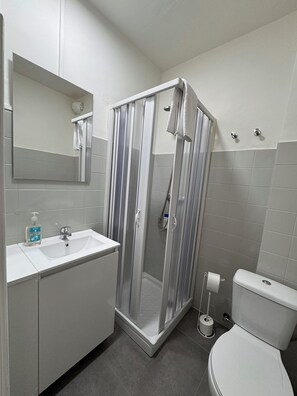 Hair dryer, towels, toilet paper - Cervantes Apartment (Villena)