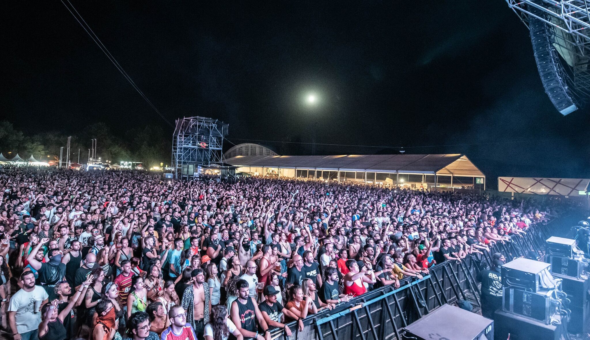 Un grand concert en plein air qui attire une foule de spectateurs.