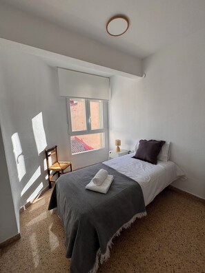 3 bedrooms, iron/ironing board, WiFi, bed sheets - Cervantes Apartment (Villena)