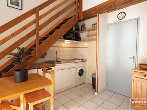 冷蔵庫、電子レンジ、オーブン、コンロ