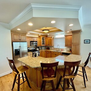 Kylskåp, mikrovågsugn, ugn och spishäll