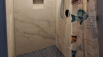 Douche, sĂšche-cheveux, serviettes fournies, savon