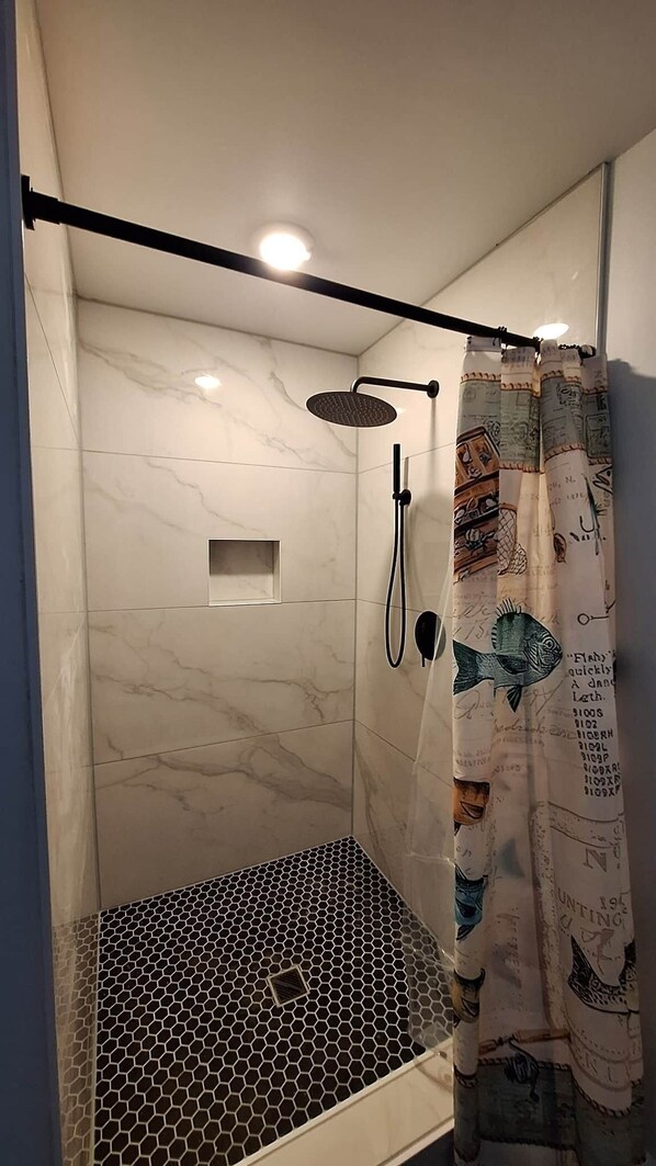 Shower, hair dryer, towels, soap - Country Cottage by the Salmon River (Richland)