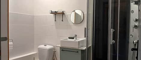 Douche, séchoir à cheveux, serviettes fournies, papier de toilette
