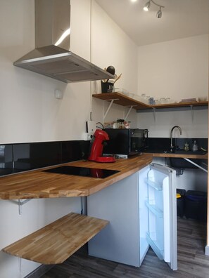 Réfrigérateur, micro-ondes, four, plaque de cuisson