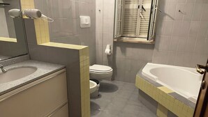 A bathroom with a sink, toilet, and bathtub. - RoMi's House cozy facility in the hills of the Castelli Romani. (Lazio)