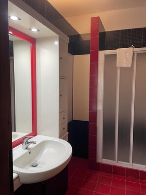 Shower, hair dryer, bidet, towels - RoMi's House cozy facility in the hills of the Castelli Romani. (Lazio)