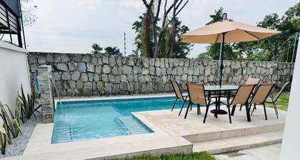Hermosa casa de 4 cuartos con PISCINA