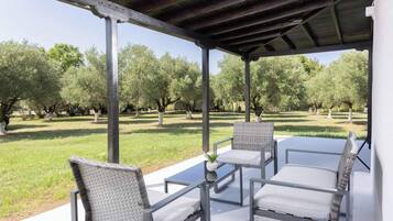 Luxury House, Garden View | Terrace/patio