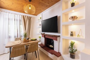Casa superluxo, vista para o jardim | Área de estar | Smart TV 32 polegadas com canais digitais