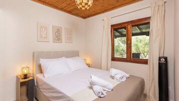 Luxury House, Garden View | Iron/ironing board, free cots/infant beds, travel cot, free WiFi