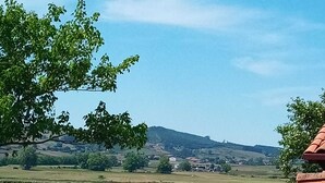 Vista de un lago con una estructura que recuerda a un castillo en primer plano.