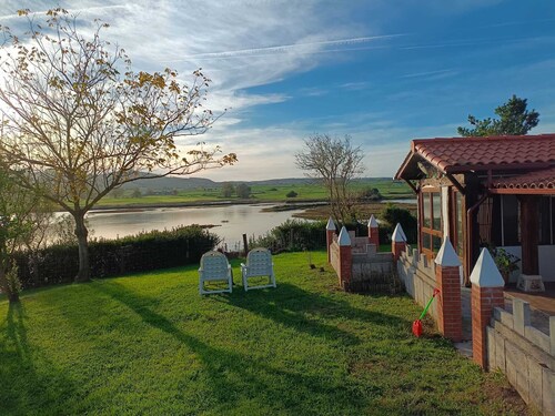 Cottage at the foot of the estuary near the private beach (suitable for pets).