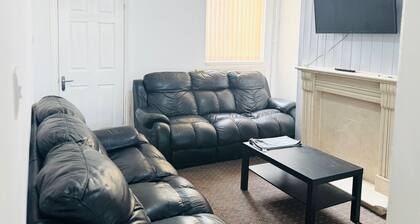 Stoke-on-trent - House - Sleeps 7 - City Centre