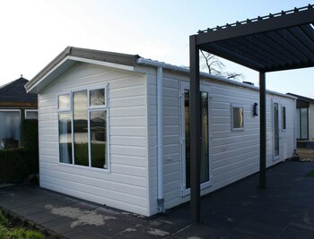 Chalet for 4 People, Located on the Water