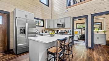 Een koelkast, een magnetron, een oven, een kookplaat