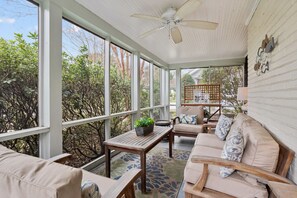 Smart TV, offices - Patios, Beach Gear, Walk to beach (Virginia Beach)