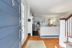 Smart TV, offices - Patios, Beach Gear, Walk to beach (Virginia Beach)