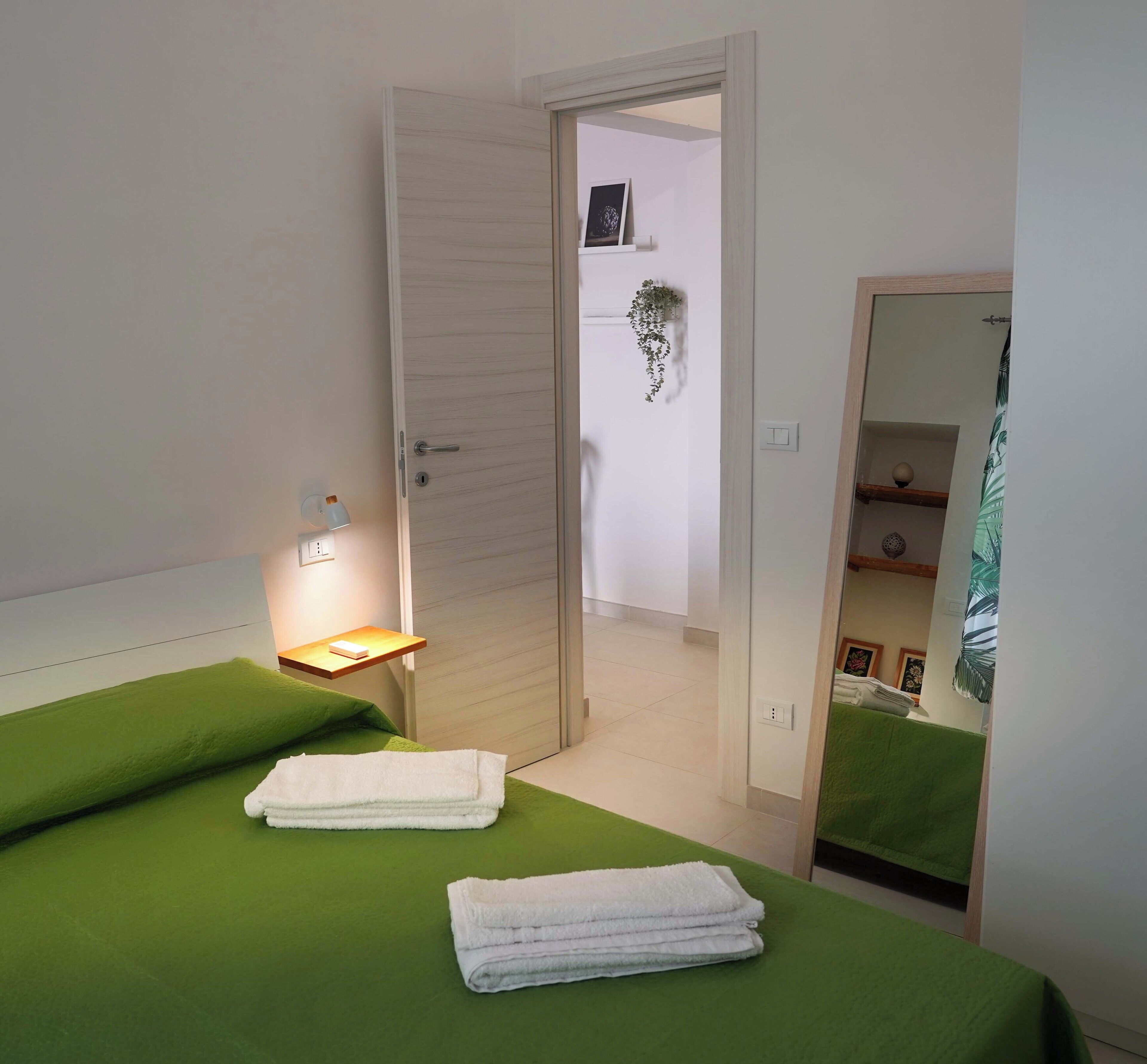 2 chambres, bureau, fer et planche à repasser, lit de bébé portatif