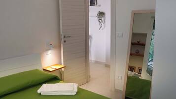 2 chambres, bureau, fer et planche à repasser, lit de bébé portatif