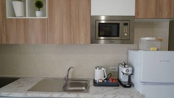 Réfrigérateur, four à micro-ondes, surface de cuisson, lave-vaisselle