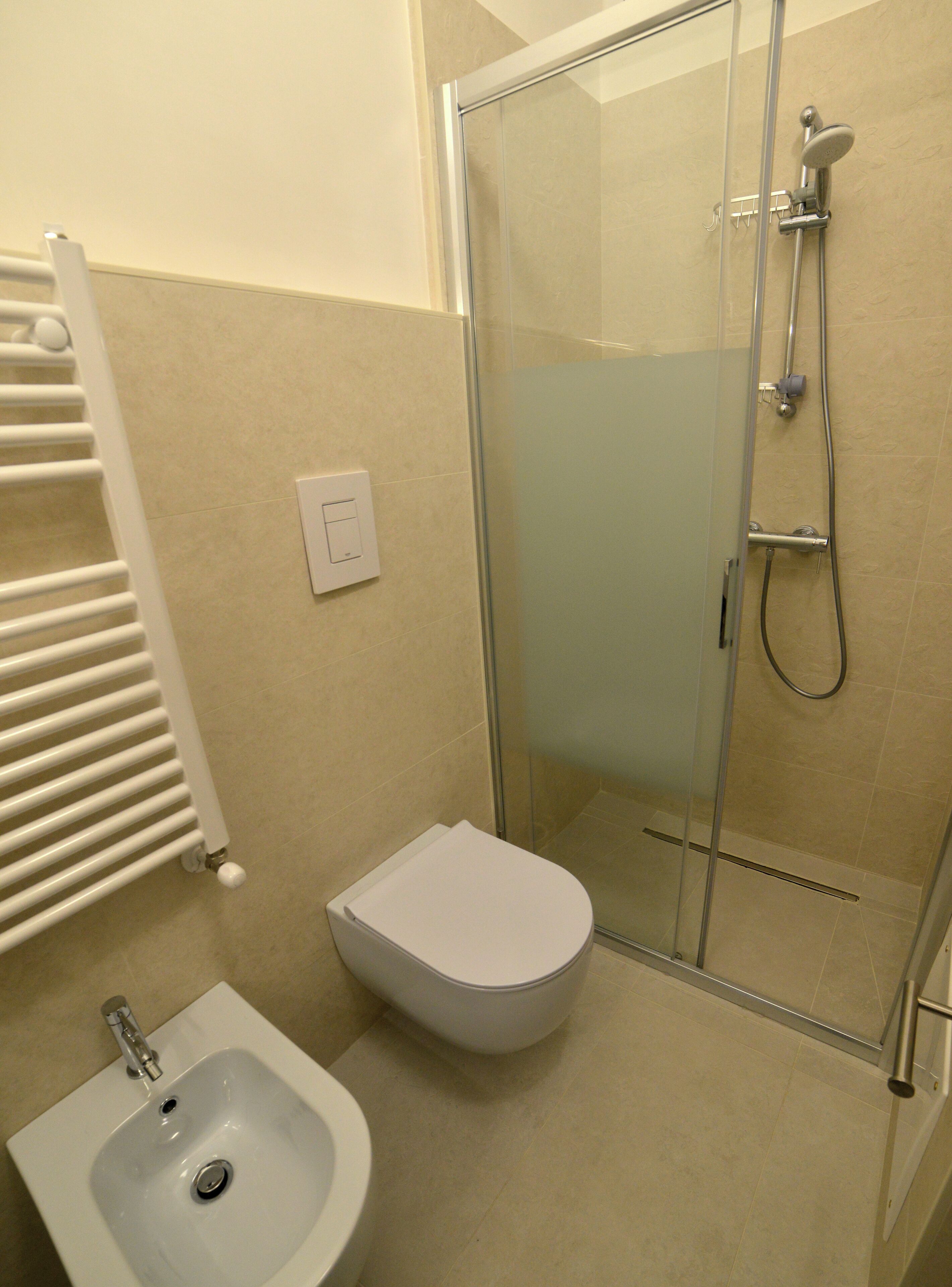 Doccia, asciugacapelli, bidet, asciugamani