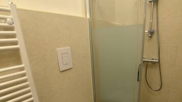 Doccia, asciugacapelli, bidet, asciugamani