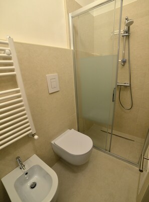 Shower, hair dryer, bidet, towels - Historic center, parking, entire apartment 2 bathrooms, new, modern, comfortable (Ostuni)