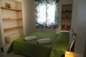 2 chambres, bureau, fer et planche à repasser, lit parapluie