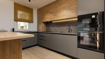 Geladeira, micro-ondas, fogão, cooktop