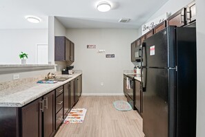 Frigorifero, microonde, forno, piano cottura