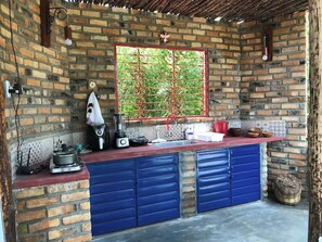 Stovetop, coffee/tea maker, blender, cookware/dishes/utensils