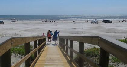 St. Augustine Beach, Florida: 2 bed/2 bath (Beachfront PetFriendly Free Parking)