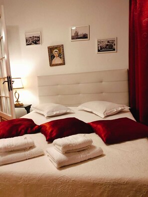 2 bedrooms, desk, iron/ironing board, WiFi