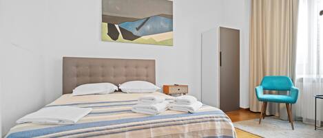 2 soverom, skrivebord, strykejern/-brett og wi-fi