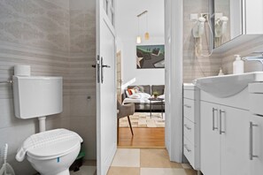 Shower, hair dryer, towels, toilet paper - Golden Residence: Old Town Apartment (București)