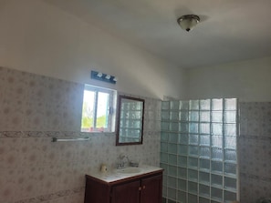 Sèche-cheveux, serviettes fournies, savon, papier toilette