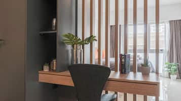 Departamento Deluxe, balcón, vista a la ciudad | Área de sala de estar