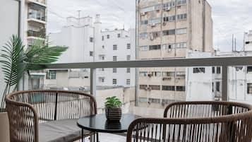 Departamento Deluxe, balcón, vista a la ciudad | Terraza o patio