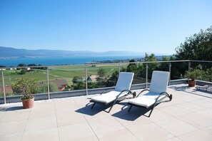 Terrace/patio - Chalet ideal for relaxing, with breathtaking lake and mountain views (Châtillon)