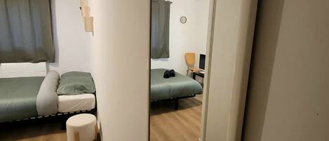 1 bedroom, bed sheets