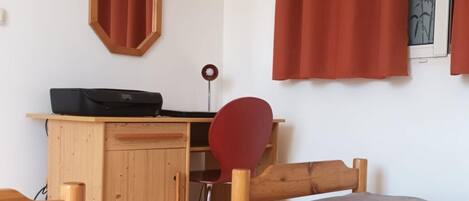 2 habitaciones, tabla de planchar con plancha, wifi y ropa de cama