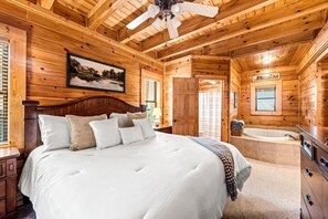 2 bedrooms, iron/ironing board, travel cot, free WiFi - Luxe Modern Nest: Hot Tub, Pool Table (Pigeon Forge)