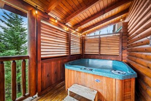 Bañera de hidromasaje cubierta